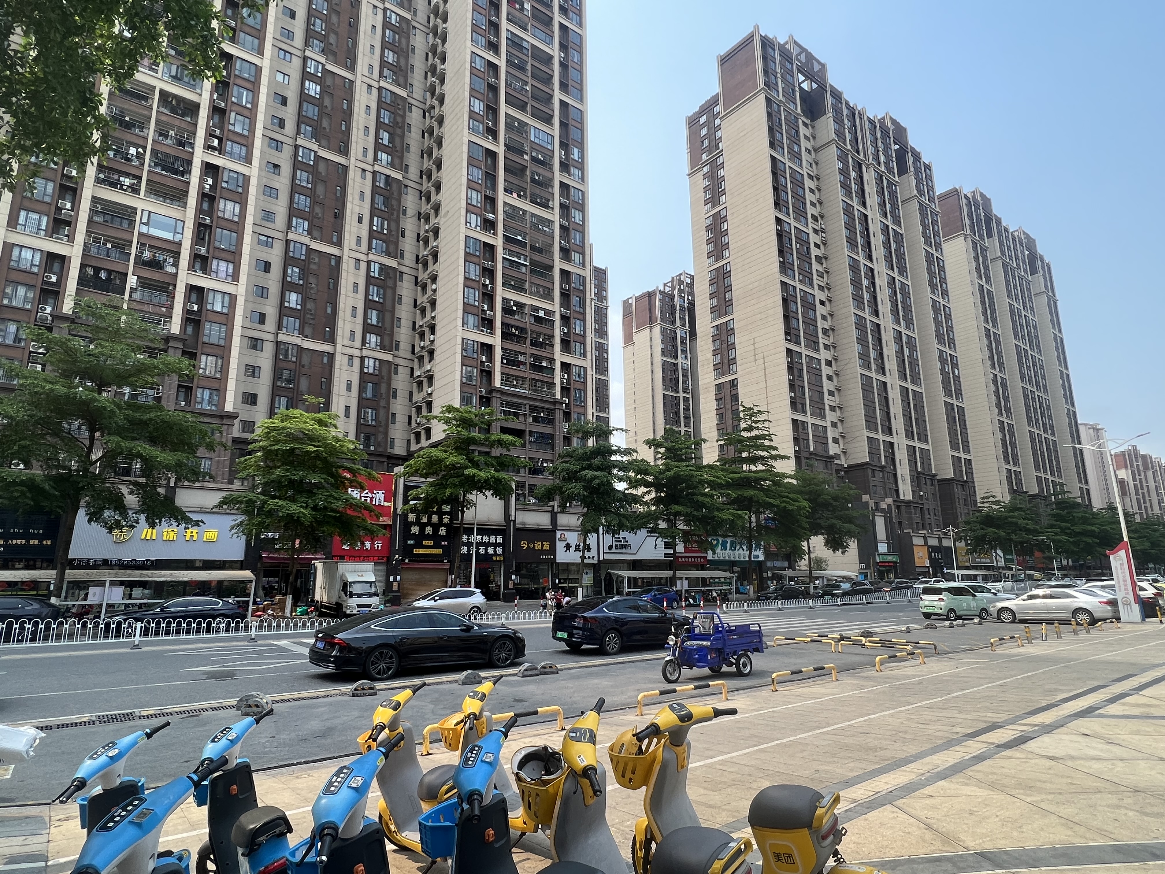 小区入口与中央景观